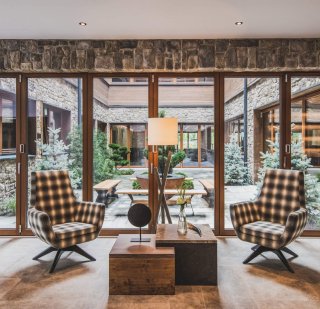 Pure - Ehrwald - Loungebereich Fauteuils im Karo- Muster, Beistelltische